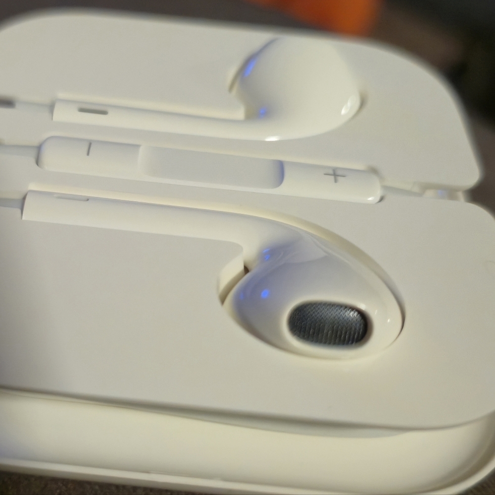 Apple Brand New 3.5mm Headphone Plug EarPods Wired Earbuds White With Case - Picture 4 of 5